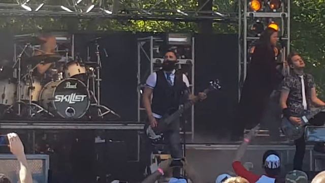 Skillet comatose live смотреть онлайн