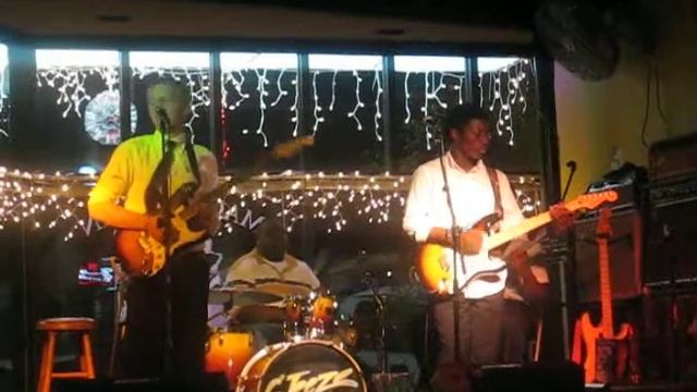 John David Black on guitar at Mac's on Main (Dec 5, 2009) "Voodoo Child" смотреть онлайн