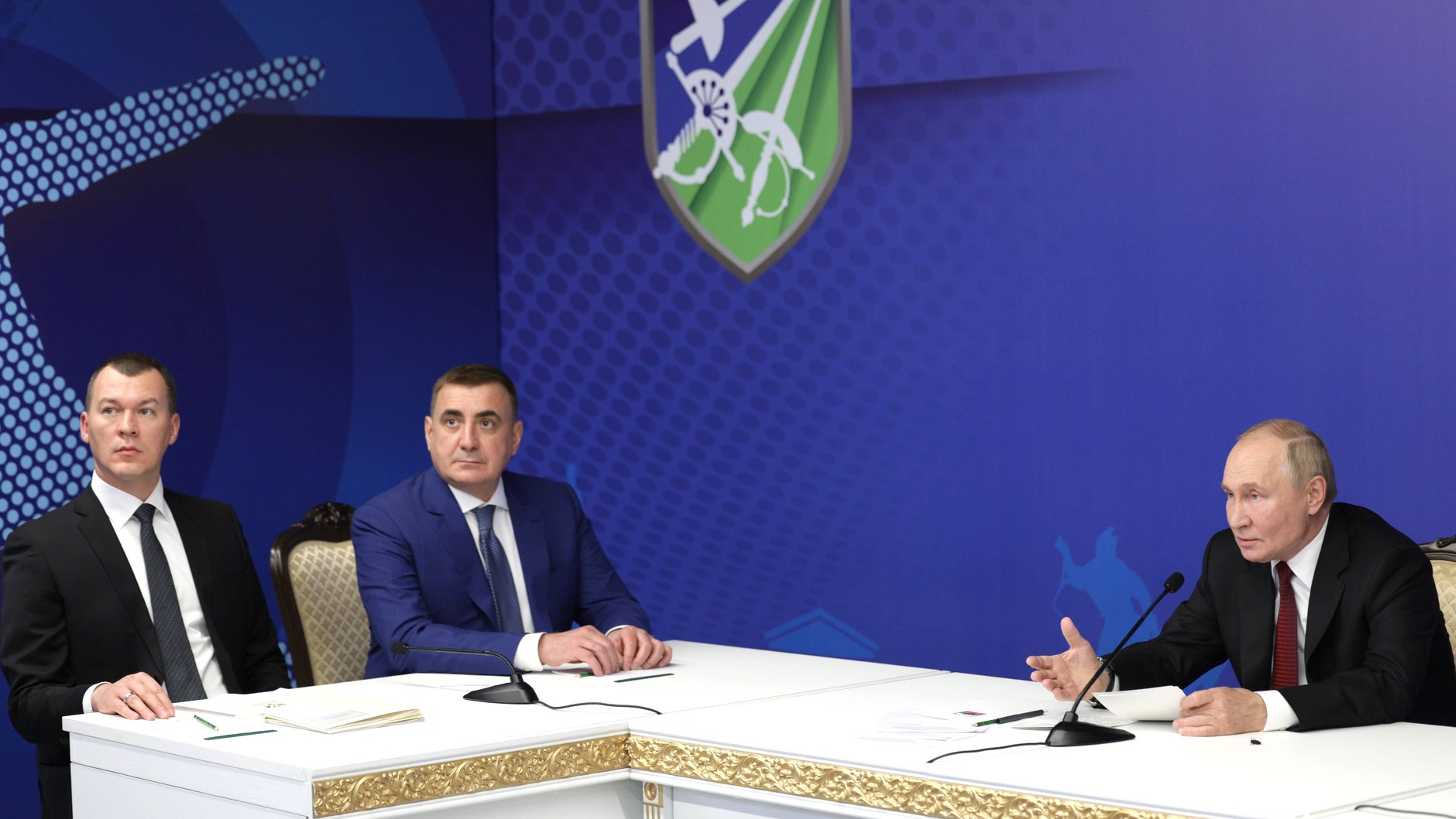 Президент РФ Владимир Путин по видеосвязи ознакомился с шестью новыми спортивными объектами смотреть онлайн