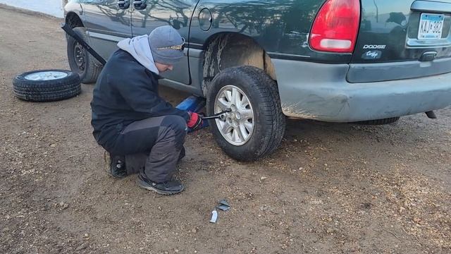 Changing the tires & rims on my 1997 Dodge Caravan LE смотреть онлайн