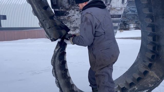 Replacing Broken Windows In The Excavator смотреть онлайн