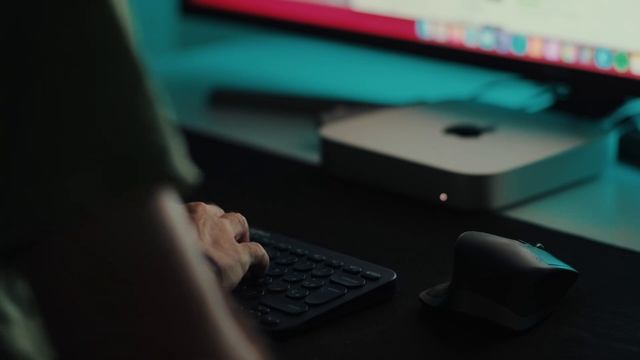 Using a HUGE TV as a Mac monitor! 😱 Let's find out if it's worth it смотреть онлайн