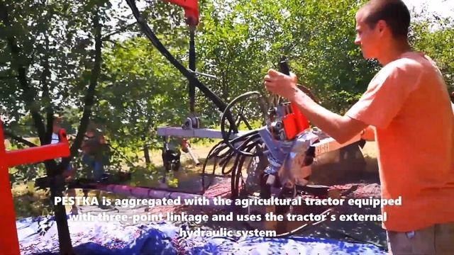 Otrząsarka do owoców do zbioru wiśni / Fruit Trunk Shaker PESTKA смотреть онлайн