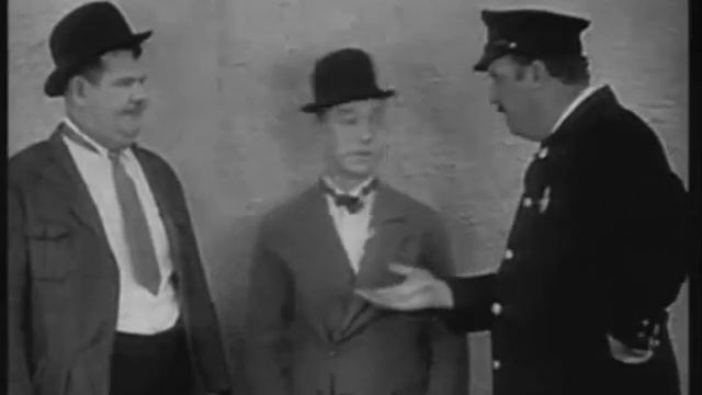 Laurel & Hardy: Stan gets an apple stuck in his mouth (really funny!) смотреть онлайн