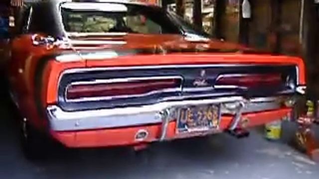 1969 Dodge Charger R/T 440 Magnum @ idle смотреть онлайн