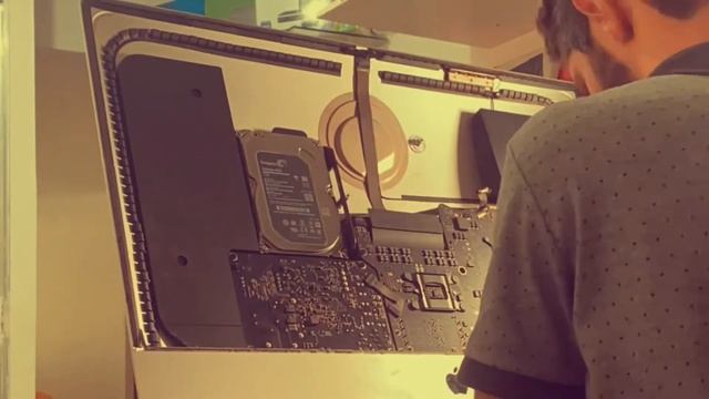 Recuperação do iMac que ligava depois de 20 minutos desligava смотреть онлайн