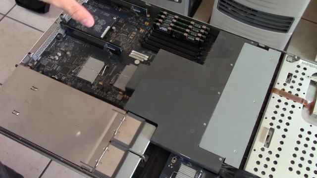 DANS LES ENTRAILLES D'UN APPLE XSERVE смотреть онлайн