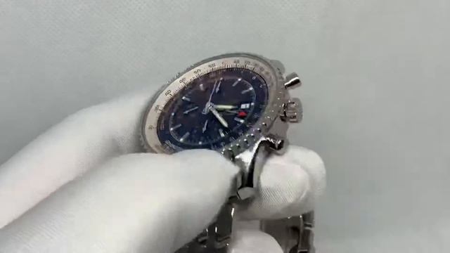Оригинальные часы Breitling Navitimer World смотреть онлайн