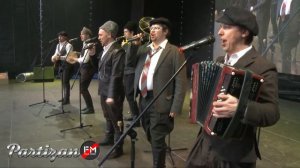 Казачий ансамбль на празднике МАСЛЕНИЦА | Фолк группа Партизан FM - «На коне вороном»