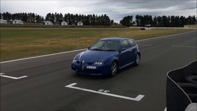 Alfa Romeo 147 GTA Exhaust Flyby Wakefield Park Trackday Club Pit wall смотреть онлайн