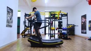 Изогнутая беговая дорожка