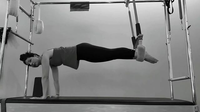 Pilates Plank To Pike on Cadillac смотреть онлайн