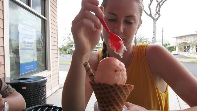 LANDED, ICE CREAM, & MAKING FRIENDS | HAWAII VLOG смотреть онлайн