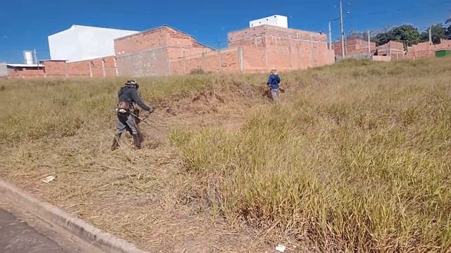 roçadeira oleo-mac BCH. Equipe JN limpeza de terreno смотреть онлайн