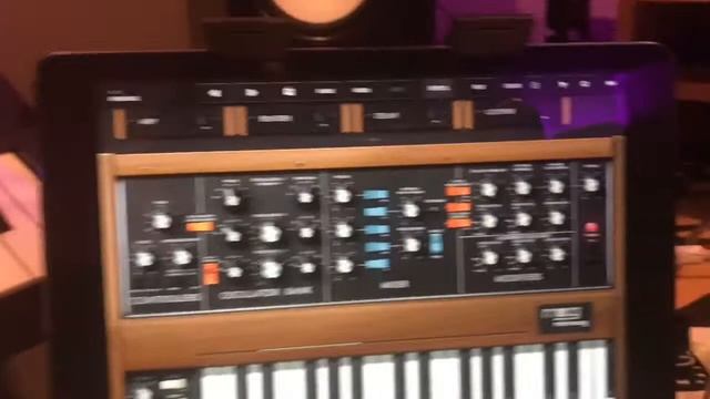 Moog Minimoog Model D iOS App in sync with the Akai MPC 2.1 software смотреть онлайн