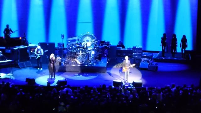 Fleetwood Mac - (concert intro) The Chain - Auburn Hills, MI - 10.22.14 смотреть онлайн