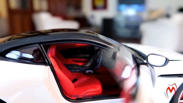 Aston Martin DB11 By Autoart 1:18 смотреть онлайн
