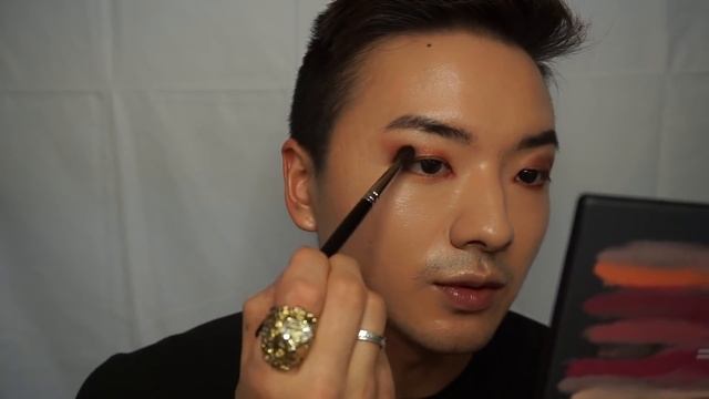 現役MAC美容部員のMAC縛りメイク смотреть онлайн