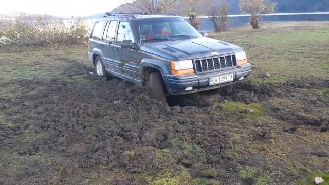 Jeep Grand Cherokee 5.9 stuck in mud смотреть онлайн