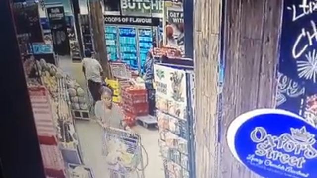 Pickpocket Steals Woman's Wallet while She is Shopping and Talking on the Phone. смотреть онлайн