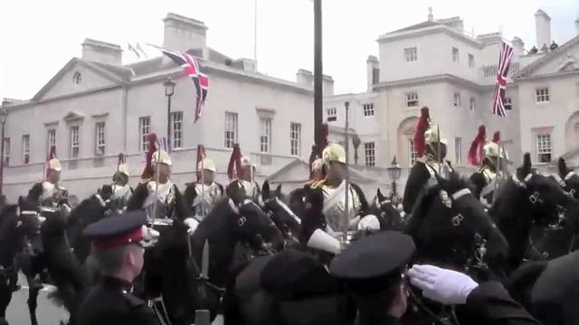 PAUL HODGE: QUEEN ELIZABETH'S ROYAL COACH RIDE - JUNE 5, 2012, PART 1, Amazing World in Minutes смотреть онлайн