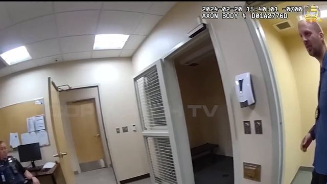 Man Arrested for Trying to Open Airplane Door Mid Flight смотреть онлайн