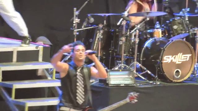 Skillet - Comatose - Live - 2013 Carnival of Madness Tour - Cincinnati, OH смотреть онлайн