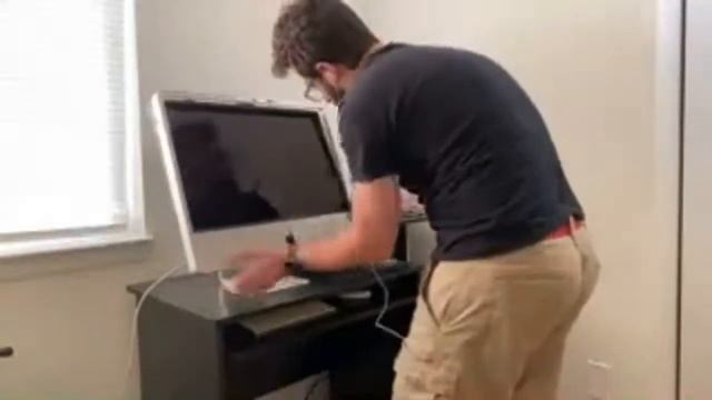 Let’s Upgrade a 2009 iMac! смотреть онлайн