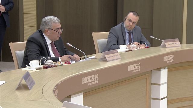 Владимир Путин ответил на вопросы руководителей ведущих СМИ стран БРИКС. смотреть онлайн