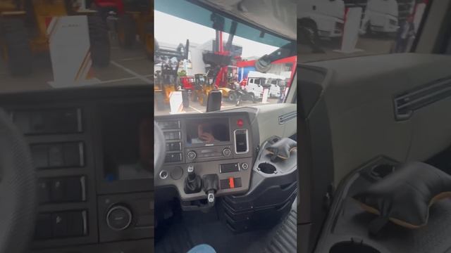 Впервые смотрим кабину нового тягача 4х2 из Китая- XCMG. смотреть онлайн