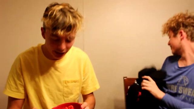 THIS MACARONI IS WILD | Cheetos Mac and Cheese REVIEW! смотреть онлайн