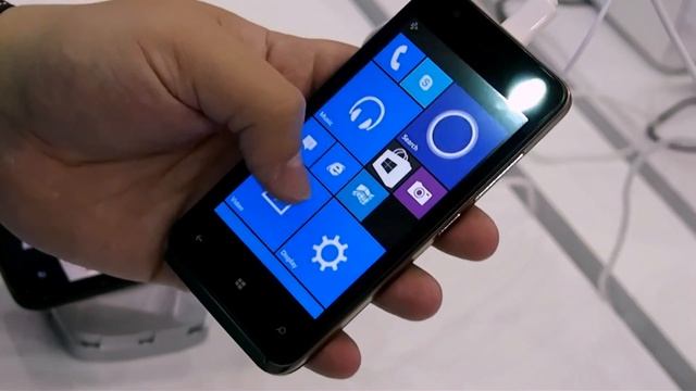 Hands-on with the Cherry Mobile Alpha Prime with Windows 10 Mobile from Computex 2015 смотреть онлайн