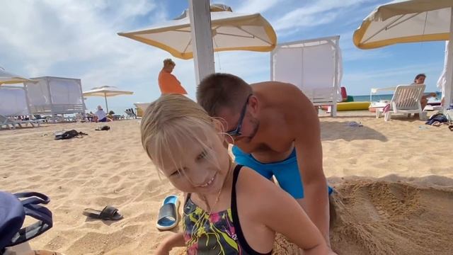 ВЛОГ Заболела в первый день ОТДЫХ на МОРЕ В КРЫМУ! Алиса купила новую МАСКУ фиолетовый АНОНИМУС vlog смотреть онлайн