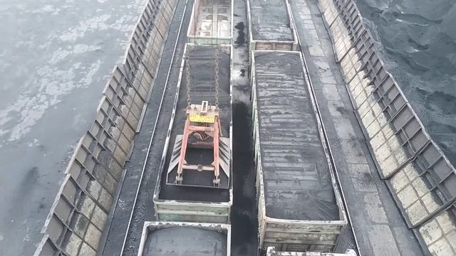 Погрузка ЖД вагонов портальным краном Сокол . Род груза Уголь . смотреть онлайн