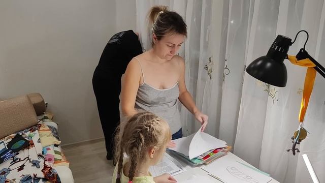 мы вешаем гирлянды на окна / We hang garlands on the windows смотреть онлайн