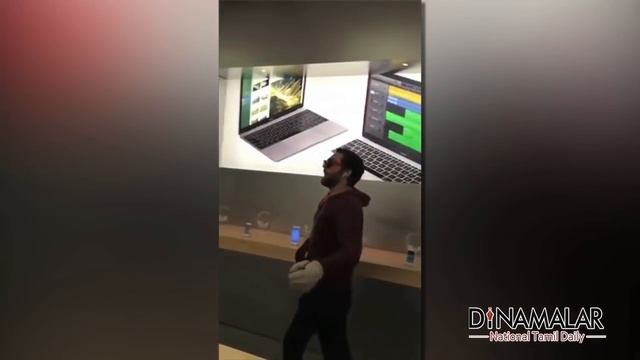 Furious Man enters Apple store & Smashes dozens of IPhones in France смотреть онлайн
