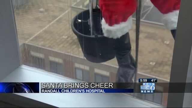 Santa washes windows at Portland children's hospital смотреть онлайн
