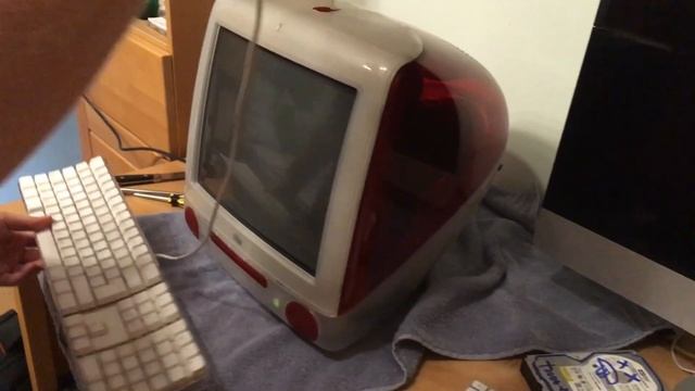We failed replacing the PRAM/CMOS Battery of an iMac G3 смотреть онлайн
