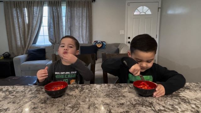 Cheetos Mac & Cheese Flamin' Hot смотреть онлайн