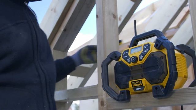 STANLEY® FATMAX® AM/FM Radio with charger functionality смотреть онлайн
