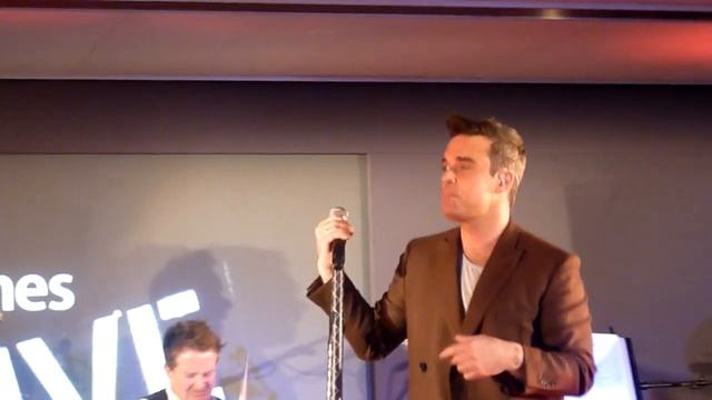 Robbie Williams - Bodies - itunes gig 17th December 2009 London смотреть онлайн