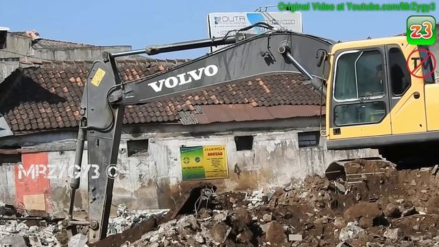 Excavator And Dump Trucks Moving Demolition Debris Of The Market смотреть онлайн