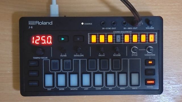 How to make a simple chord sequence on the Roland J-6 смотреть онлайн