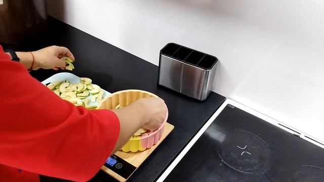 Слоëная шарлотка, кушаем и стройнеем смотреть онлайн