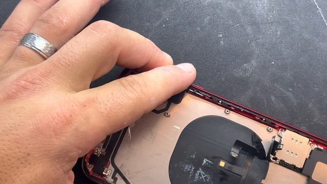 Here’s how to replace iPhone XR wireless charge coil смотреть онлайн