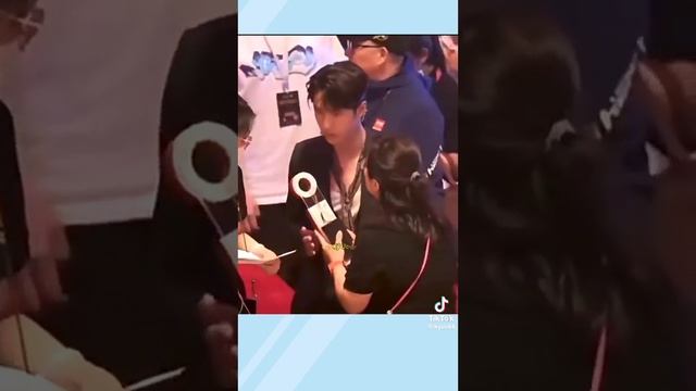 [Bo] sao nhìn DD mặc bộ này cứ liên tưởng đến GG mặc bộ đồ áo màu cam lúc ở Milan ý 😂😂😂😂😂 смотреть онлайн