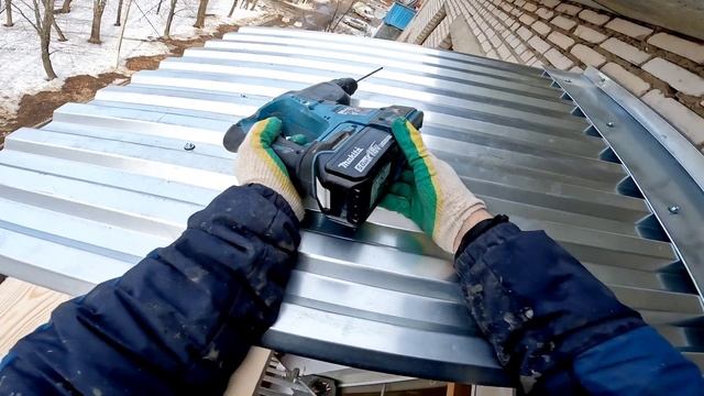 Крыша на балкон последнего этажа/Установка крыши над балконом/Ремонт крыши/Козырёк над балконом смотреть онлайн