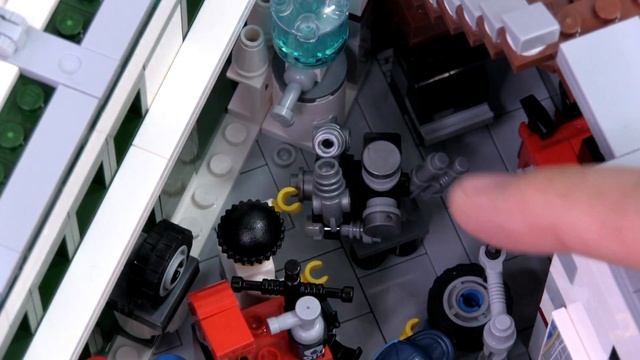 Custom LEGO Corner Garage and Blue Brick Hotel 10264 смотреть онлайн