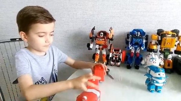 АЛЬФ - робот-поезд.