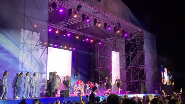 "Юность" поют студенты Академии Игоря Крутого на Воронежском городском Выпускном 2021 года смотреть онлайн